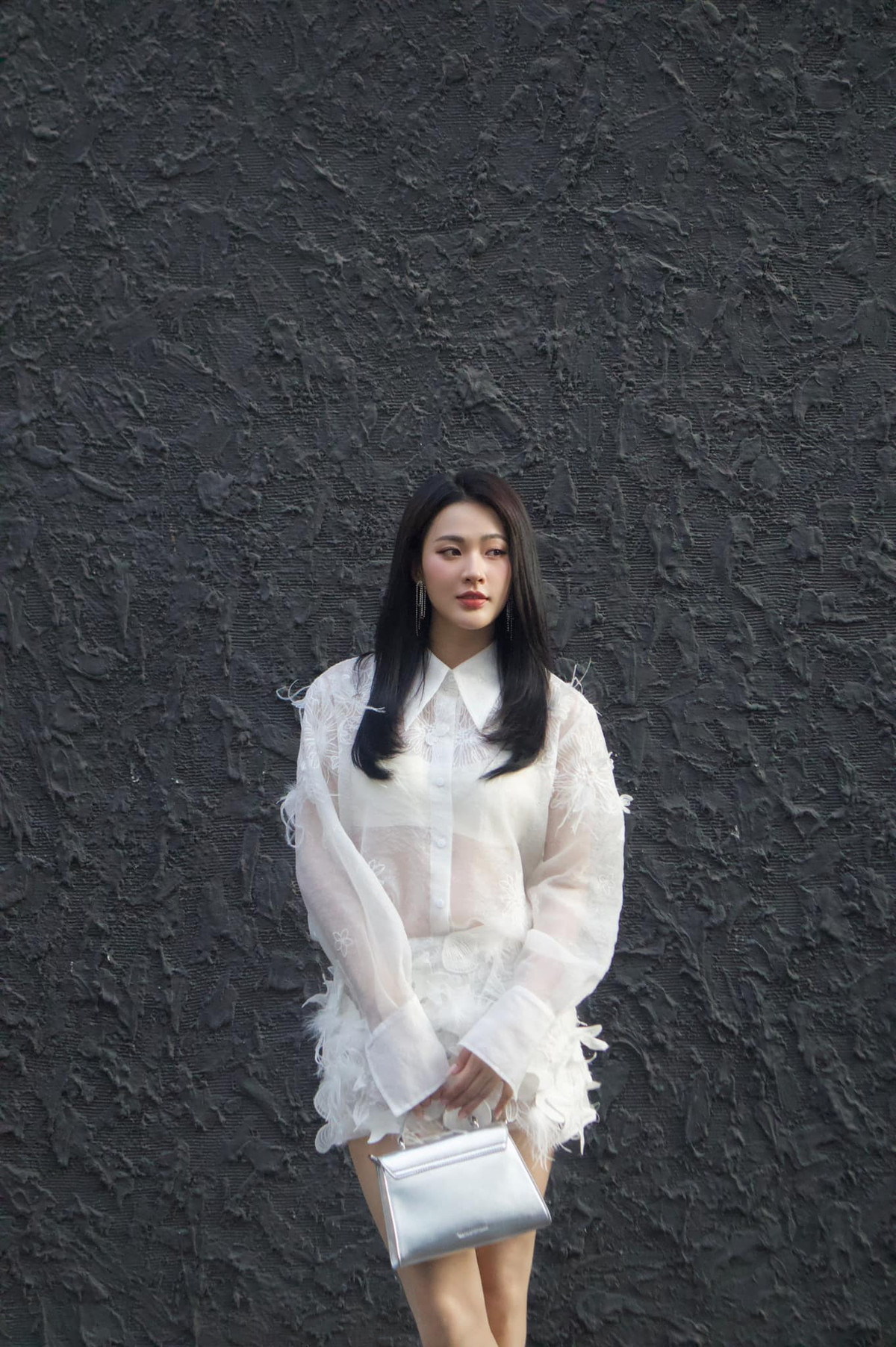 Cô nàng ưa chuộng gu ăn mặc gợi cảm, khoe khéo vòng eo thon.