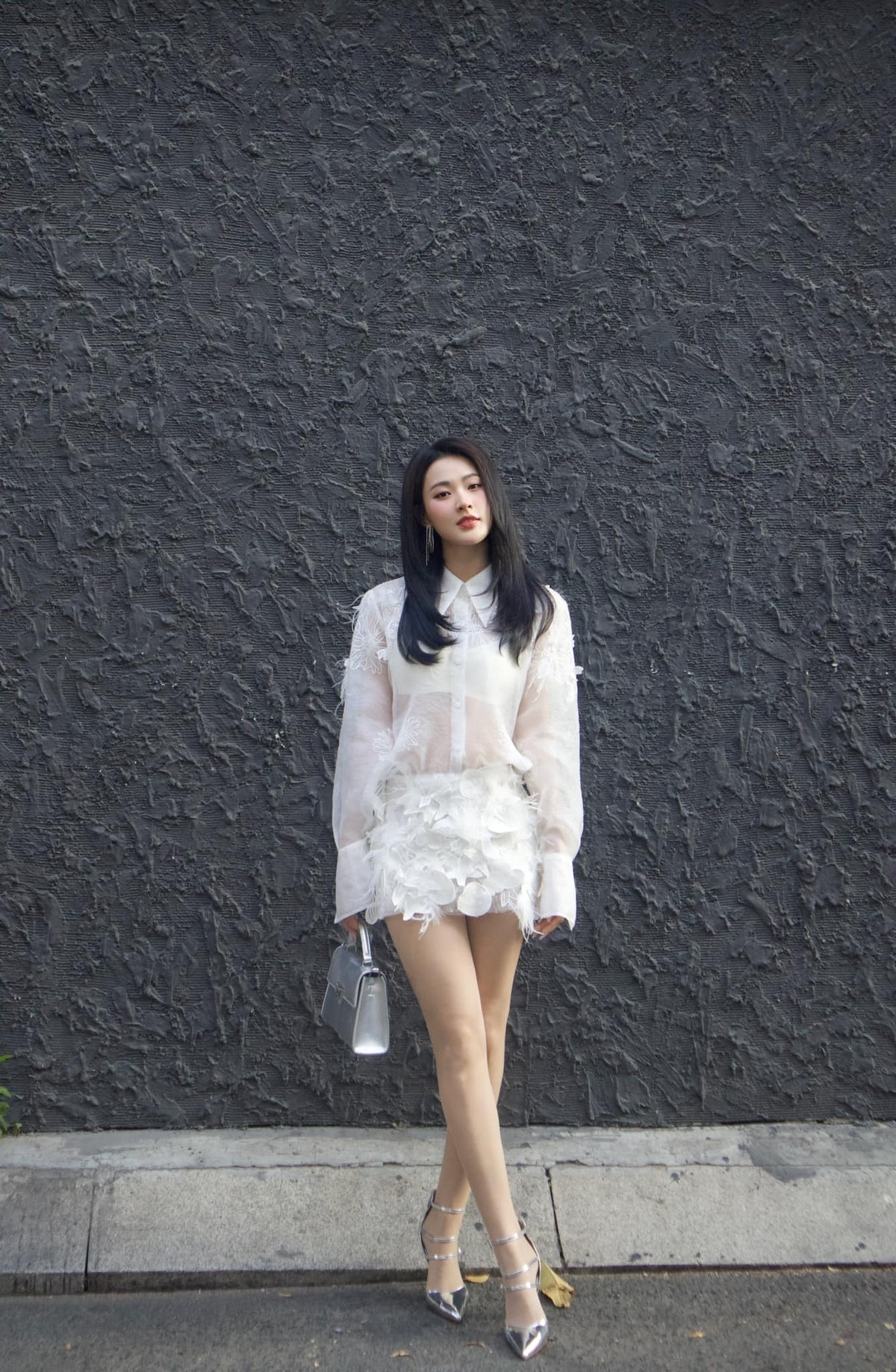 Minh Trang sở hữu nhan sắc đậm nét Á Đông với gương mặt thon gọn, mũi cao thanh tú.