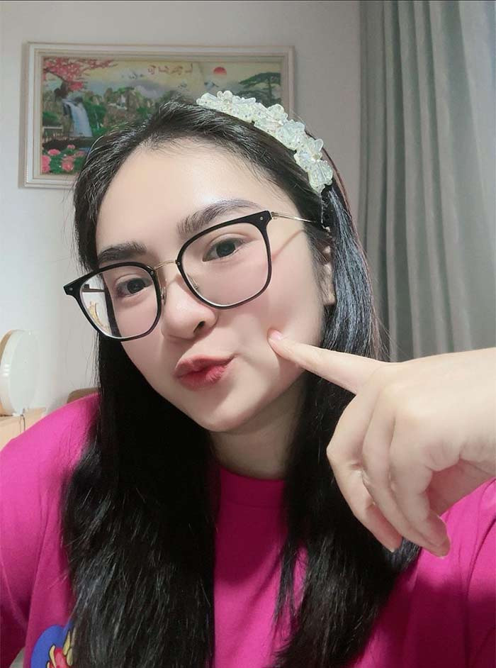 Nguyễn Thiện Nhân, quê Bình Định, đăng quang Giọng hát Việt nhí khi mới 12 tuổi. Cô ghi dấu ấn với các ca khúc: "Mẹ yêu con" (Nguyễn Văn Tý), "Cô Đôi thượng ngàn" (hát văn), "Hình bóng quê nhà" (Thanh Sơn sáng tác, song ca cùng Cẩm Ly)... (Ảnh: FB Nguyễn Thiện Nhân)