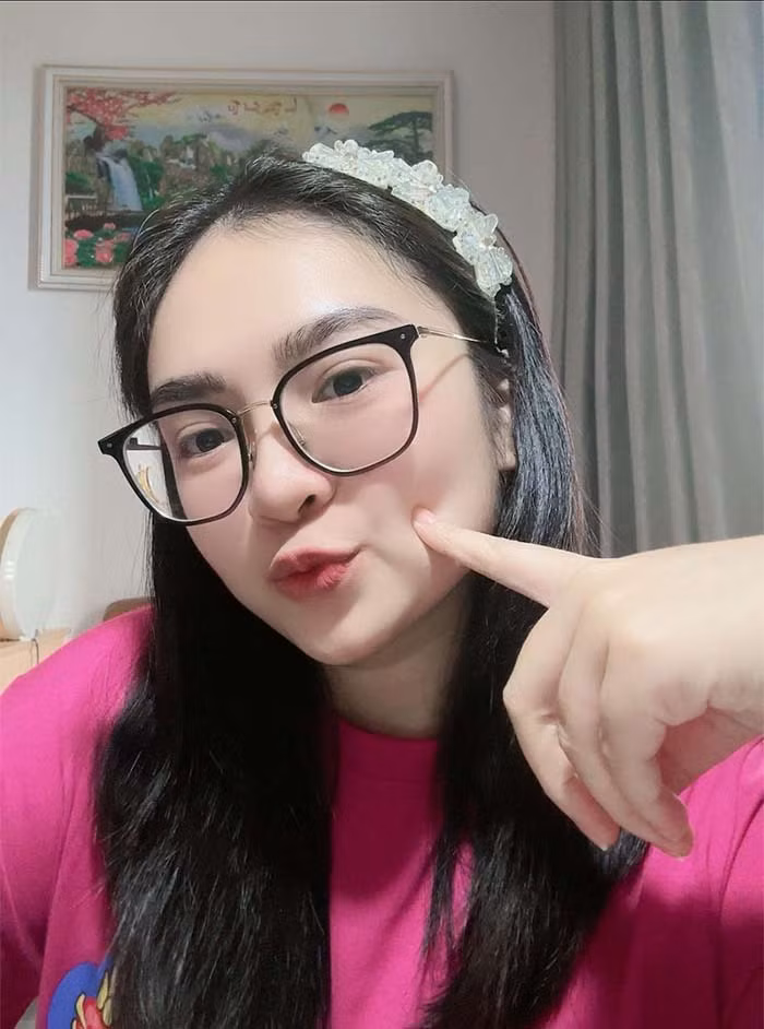 Nguyễn Thiện Nhân, quê Bình Định, đăng quang Giọng hát Việt nhí khi mới 12 tuổi. Cô ghi dấu ấn với các ca khúc: "Mẹ yêu con" (Nguyễn Văn Tý), "Cô Đôi thượng ngàn" (hát văn), "Hình bóng quê nhà" (Thanh Sơn sáng tác, song ca cùng Cẩm Ly)... (Ảnh: FB Nguyễn Thiện Nhân)