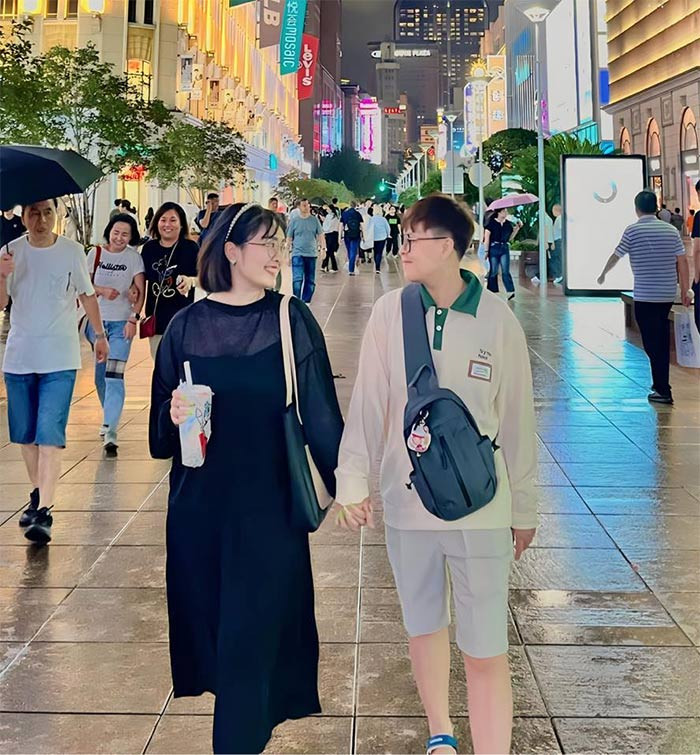 Sau khi dọn ra riêng, nữ ca sĩ sinh năm 2002 cùng người tình đồng giới mở công ty du lịch và ít tham gia các hoạt động ca hát. (Ảnh: FB Nguyễn Thiện Nhân)