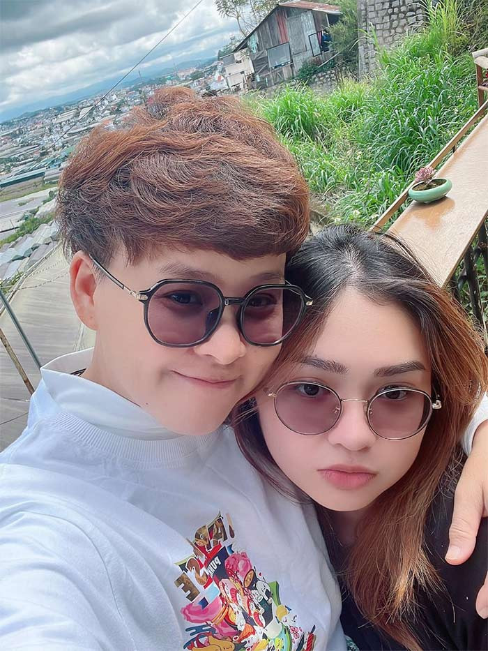 Trên trang cá nhân, giọng ca "Mẹ yêu con" thường xuyên khoe ảnh cùng đi du lịch rất tình tứ với người tình đồng giới Ngân Trác. (Ảnh: FB Nguyễn Thiện Nhân)