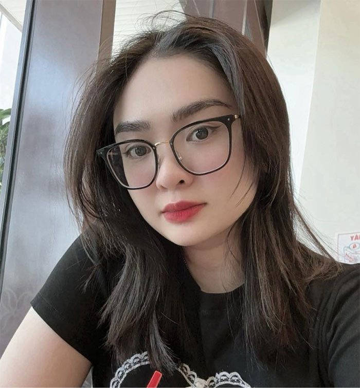 Mới đây trong một clip dài 15 phút, Quán quân Giọng hát Việt nhí 2024 nói rõ về ồn ào với gia đình từ năm 2022. Thiện Nhân cho biết lý do cô chọn chuyển ra sống riêng là vì xích mích, không cùng quan điểm sống với anh chị chứ không phải do bị cha mẹ phản đối kết hôn đồng giới. (Ảnh: FB Nguyễn Thiện Nhân)