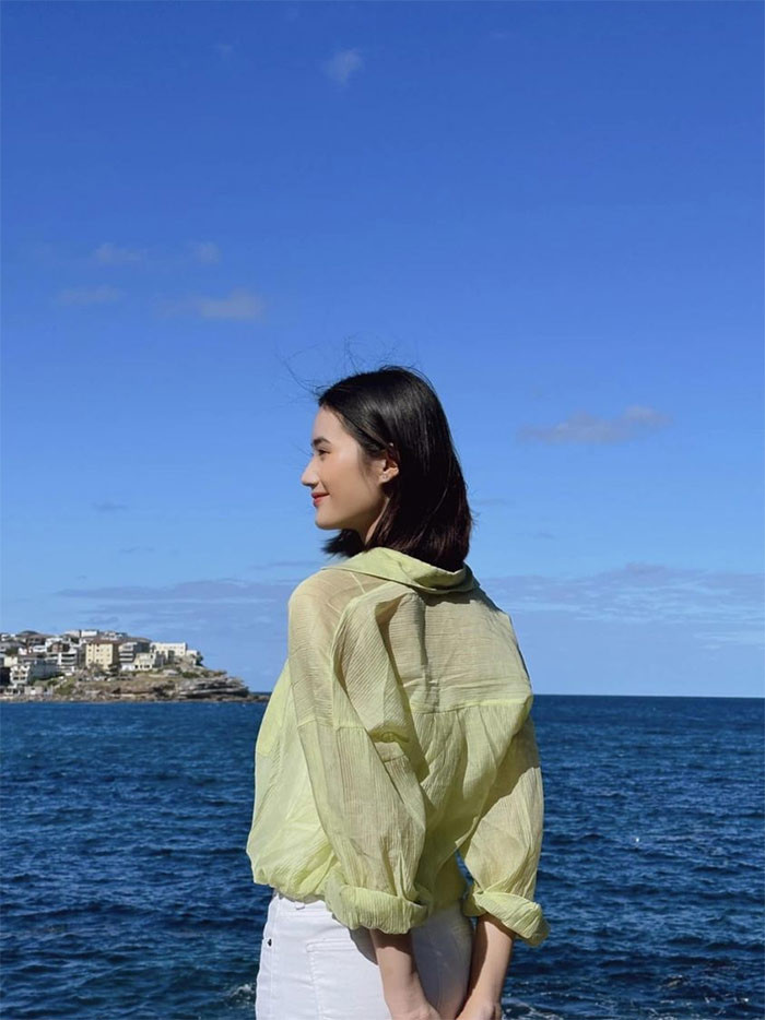 Tại Australia, Ý Nhi ăn mặc giản dị mỗi khi đến lớp, tuy nhiên nhan sắc vẫn rất nổi bật.