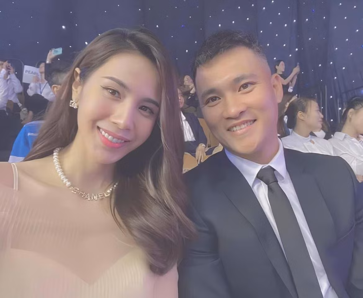 Nhìn lại hành trình hơn 10 năm đầy ắp ngọt ngào lẫn sóng gió của Thủy Tiên và Công Vinh, người ta tin rằng họ đủ mạnh mẽ và bản lĩnh để vượt qua mọi thử thách, gìn giữ cho nhau hạnh phúc viên mãn. Ảnh: FBNV