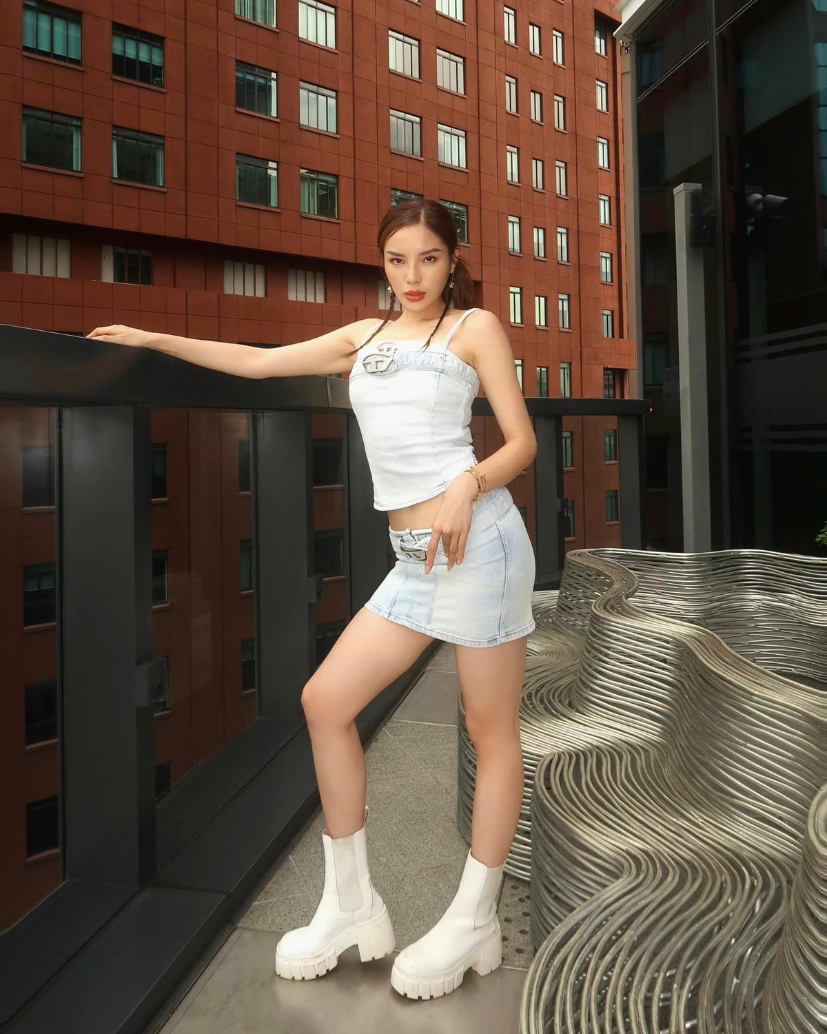 Hiện người đẹp tự tin, thoải mái diện trang phục nhiều phong cách. Ảnh: FB Nguyen Cao Ky Duyen