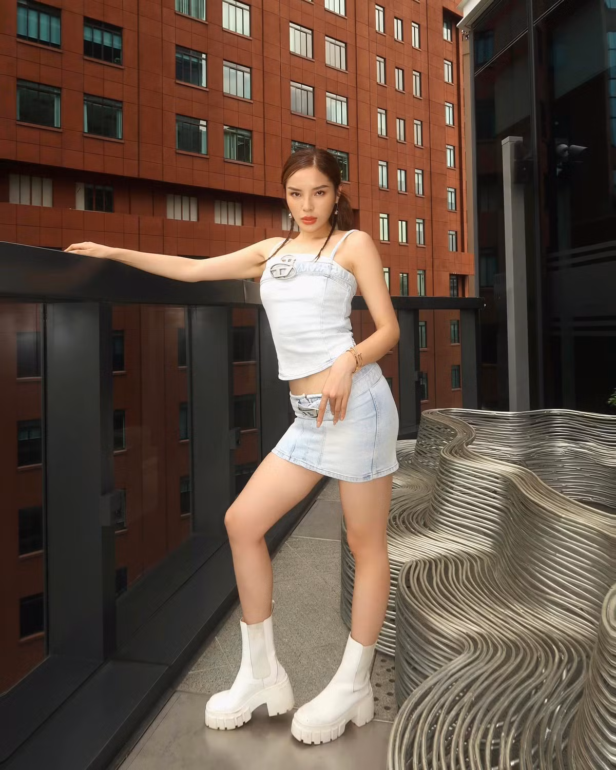 Hiện người đẹp tự tin, thoải mái diện trang phục nhiều phong cách. Ảnh: FB Nguyen Cao Ky Duyen