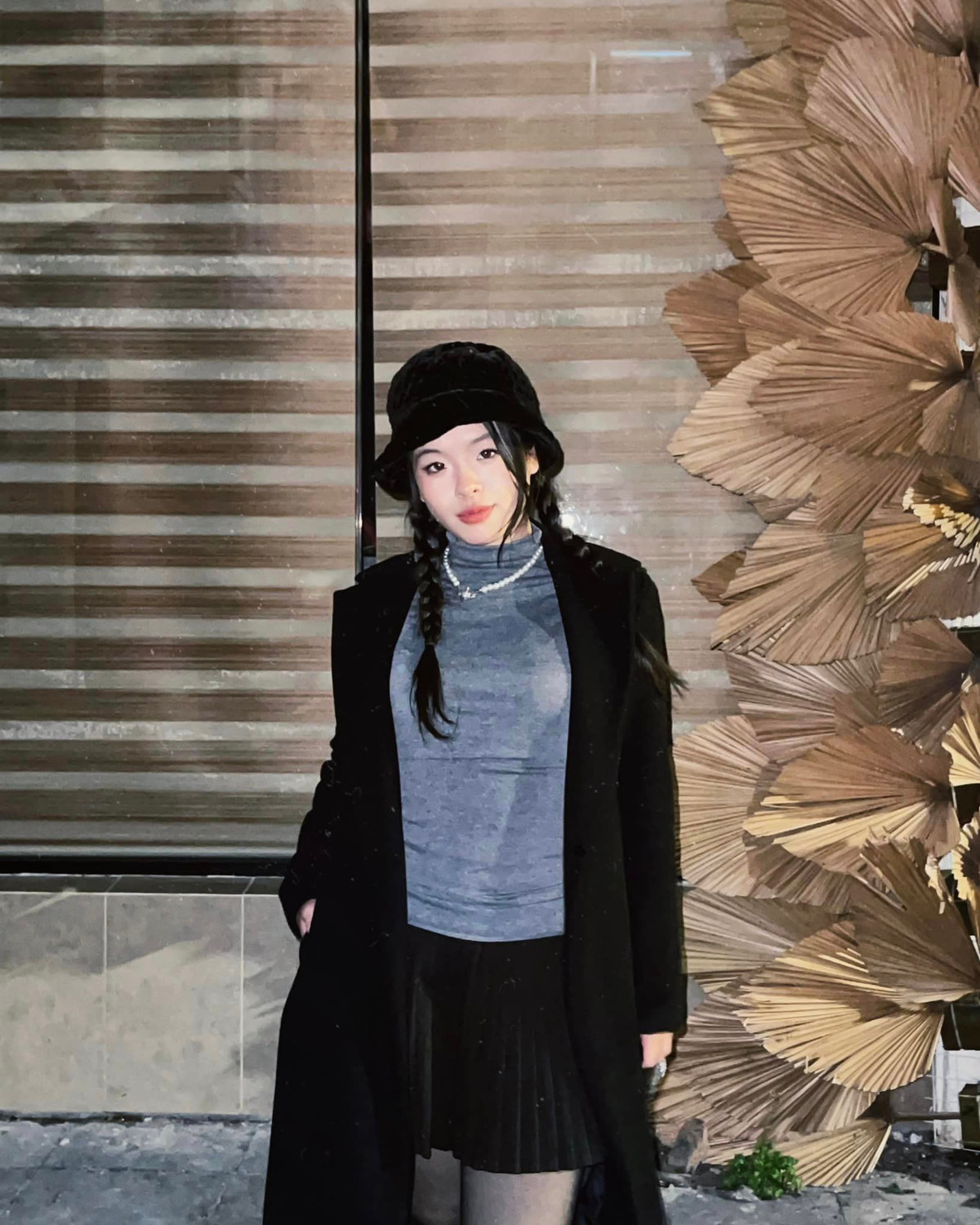 Khác với hình ảnh dễ thương, bụ bẫm cách đây 10 năm, Hồng Khanh ghi điểm nhờ vẻ đẹp nữ tính, nền nã cùng phong thái tự tin, cuốn hút.