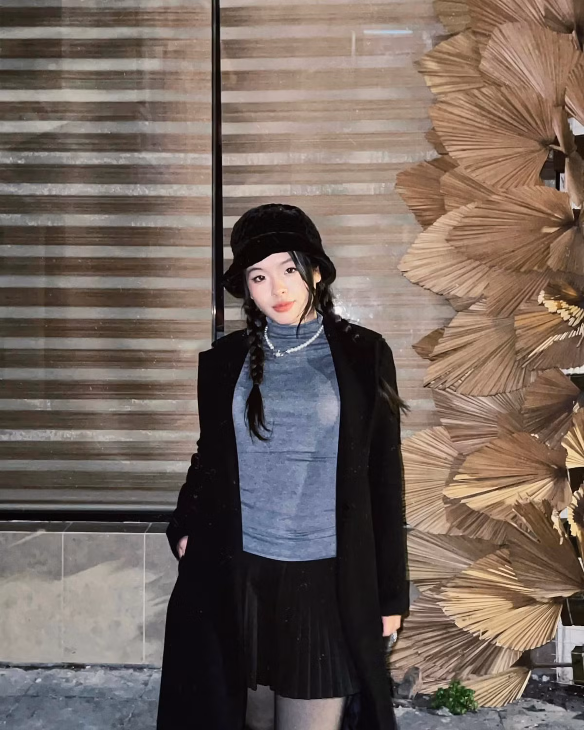 Khác với hình ảnh dễ thương, bụ bẫm cách đây 10 năm, Hồng Khanh ghi điểm nhờ vẻ đẹp nữ tính, nền nã cùng phong thái tự tin, cuốn hút.