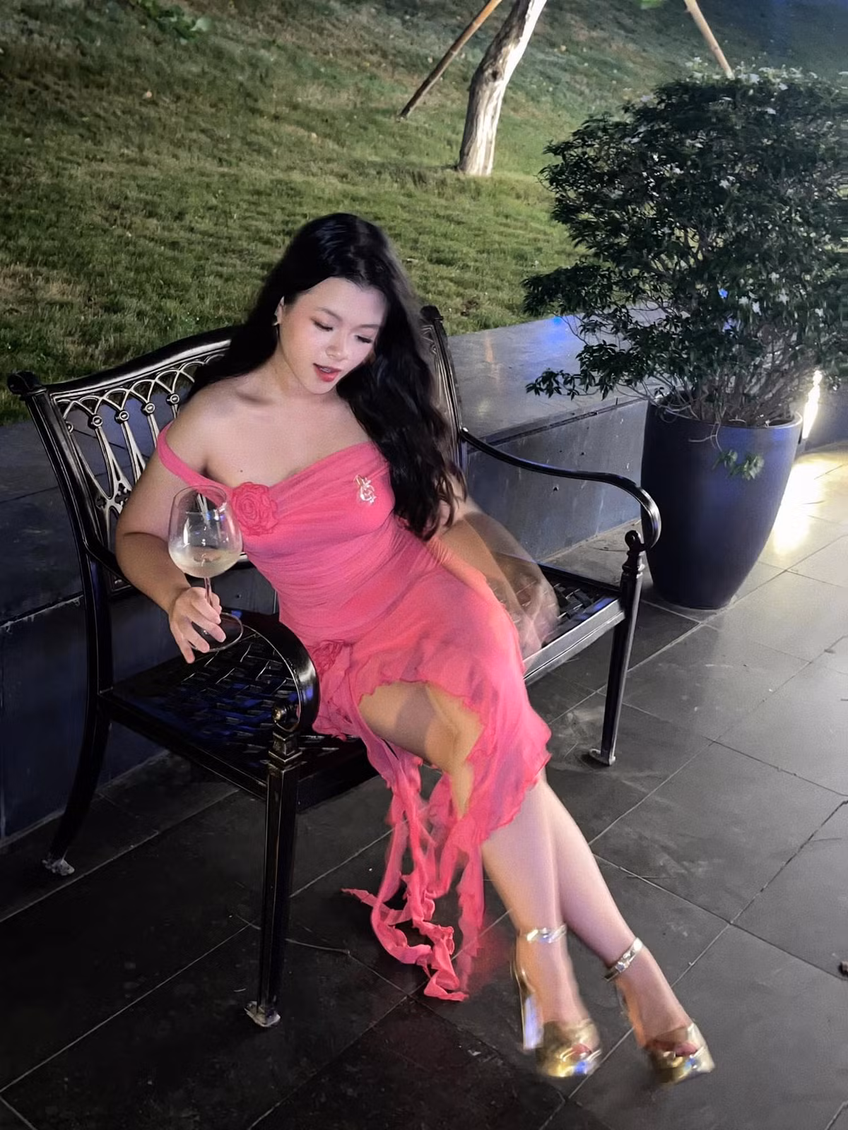 Gần đây, Hồng Khanh ngày càng táo bạo hơn trong việc lựa chọn trang phục, thường xuyên khoe những đường cong cơ thể quyến rũ.