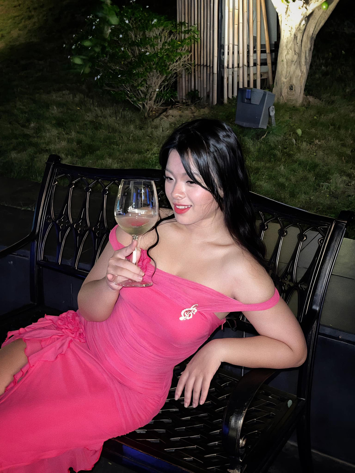 Không chỉ xinh đẹp, Hồng Khanh còn có gu thời trang ấn tượng, thường xuyên đăng tải những hình ảnh thời trang cá tính, sành điệu trên trang cá nhân.