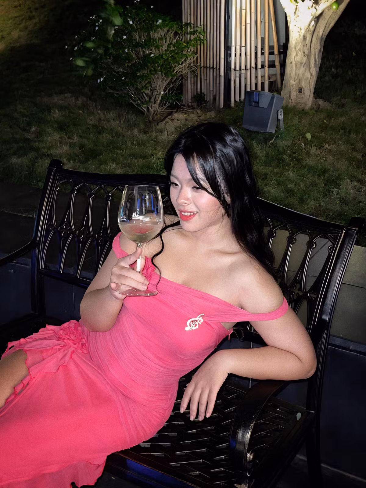 Không chỉ xinh đẹp, Hồng Khanh còn có gu thời trang ấn tượng, thường xuyên đăng tải những hình ảnh thời trang cá tính, sành điệu trên trang cá nhân.