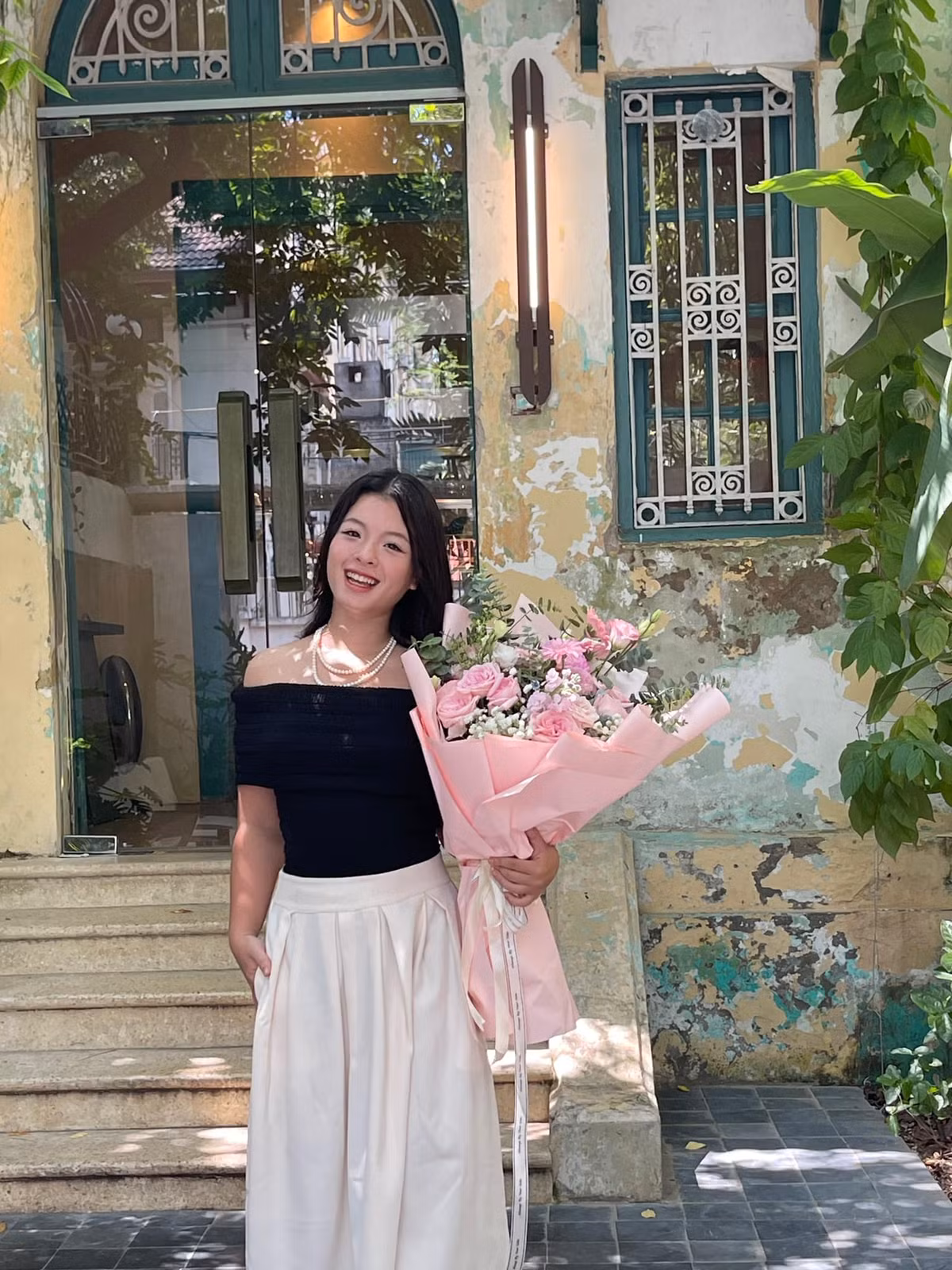 Về gu ăn mặc, cô chịu ảnh hưởng lớn từ phong cách thời trang của mẹ và chị gái Hồng Mi.