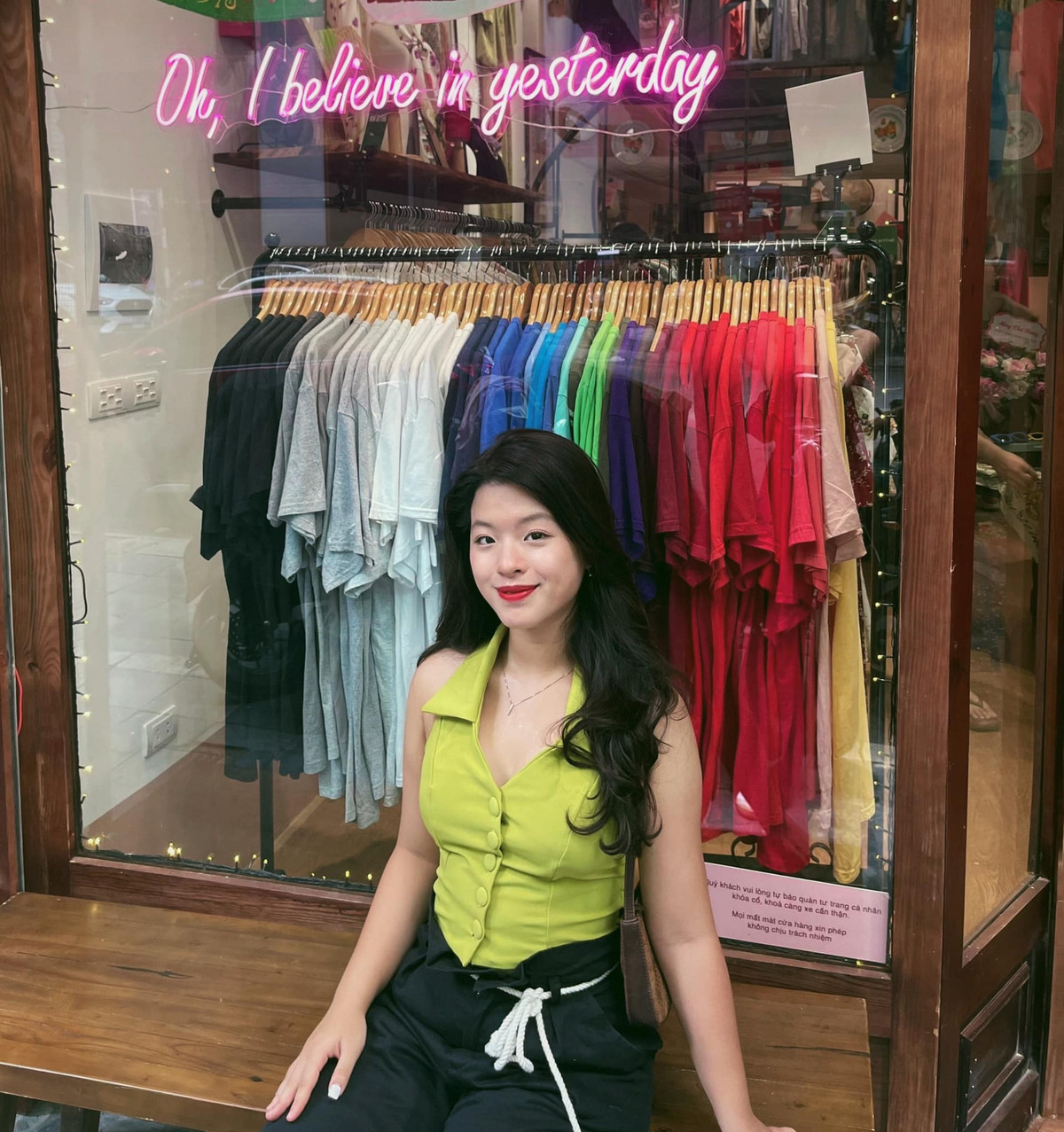 Theo đuổi con đường âm nhạc, lại thường xuyên biểu diễn trước nhiều khán giả, Hồng Khanh rất chú trọng đến việc giữ gìn hình ảnh.