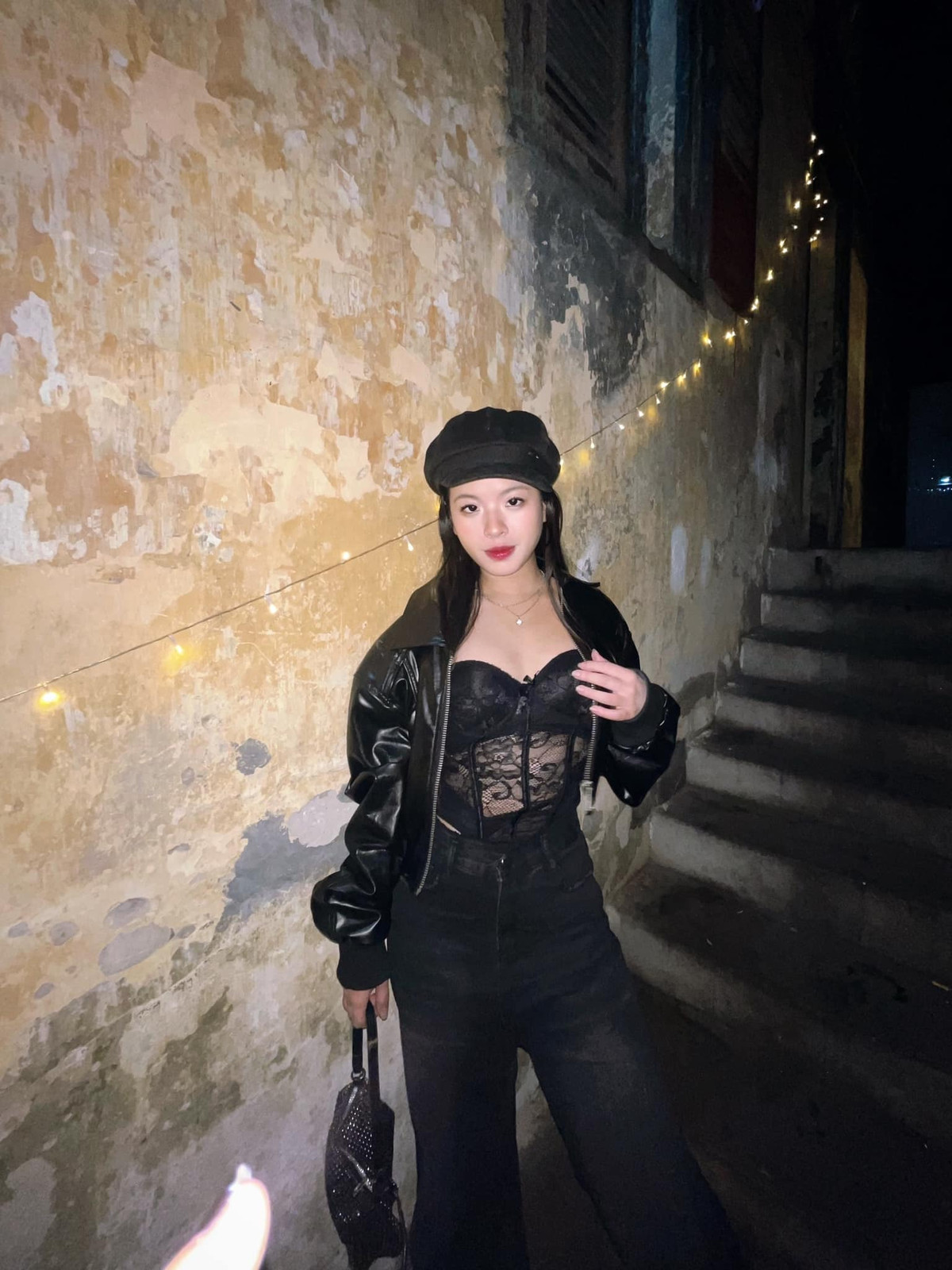 Năm 16 tuổi, Đỗ Hồng Khanh đã bắt đầu theo đuổi con đường âm nhạc chuyên nghiệp, cho ra mắt MV "Thơm" nhận được sự đánh giá cao từ khán giả.