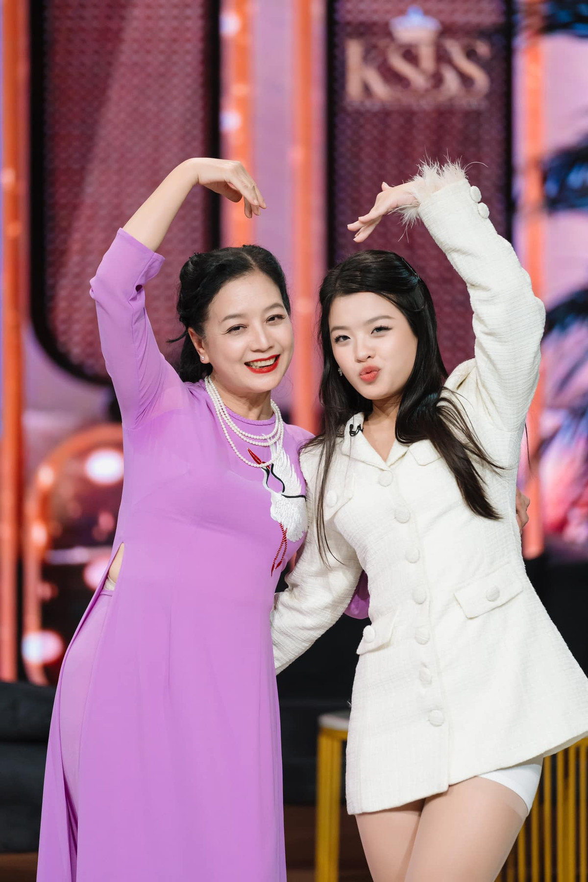 Đỗ Hồng Khanh - con gái NSƯT Chiều Xuân sinh năm 2004, nổi tiếng từ năm 2013, khi tham gia "Giọng hát Việt nhí".