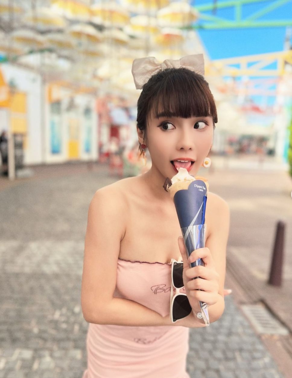 Cô nàng luôn biết cách làm mới hình ảnh của mình.