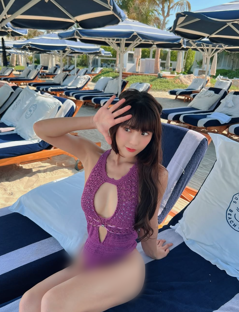 Việc Lâm Nghệ Trinh lựa chọn bikini lưới không chỉ đơn thuần để khoe dáng mà còn thể hiện sự am hiểu về xu hướng thời trang.