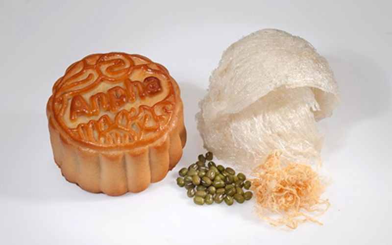 Có thương hiệu còn tạo ra bánh Trung thu tổ yến tốt cho sức khỏe, phù hợp cho cả trẻ nhỏ và người lớn. Ảnh: Bách hoá Xanh