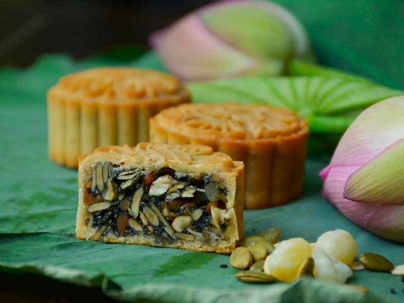 Bánh Trung thu thực dưỡng là một món bánh mới, được làm ra để đáp ứng nhu cầu ăn uống lành mạnh. Nguyên liệu của món bánh này chủ yếu là các loại ngũ cốc và hạt dinh dưỡng như óc chó, hạnh nhân, hạt điều, hạt bí... không chỉ giàu chất béo tốt mà còn chứa nhiều vitamin, khoáng chất và chất xơ. Ảnh: Hội An Mooncake