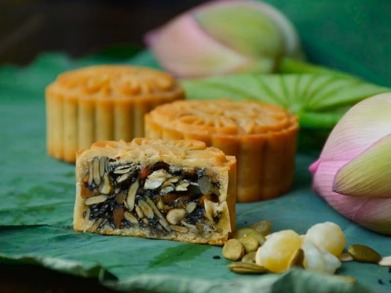 Bánh Trung thu thực dưỡng là một món bánh mới, được làm ra để đáp ứng nhu cầu ăn uống lành mạnh. Nguyên liệu của món bánh này chủ yếu là các loại ngũ cốc và hạt dinh dưỡng như óc chó, hạnh nhân, hạt điều, hạt bí... không chỉ giàu chất béo tốt mà còn chứa nhiều vitamin, khoáng chất và chất xơ. Ảnh: Hội An Mooncake