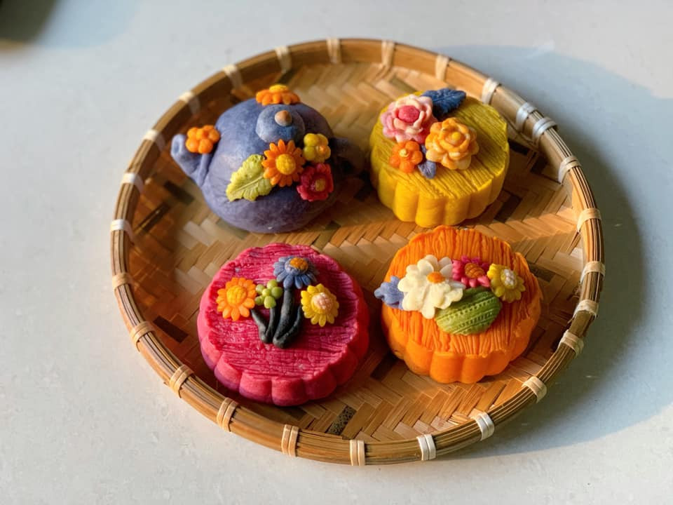 Để đáp ứng nhu cầu của người tiêu dùng ngày càng quan tâm đến sức khỏe, nhiều nhà sản xuất đã cho ra đời các loại bánh trung thu từ rau củ tự nhiên như bí đỏ, khoai lang, cà rốt... Ảnh: Vietnamnet