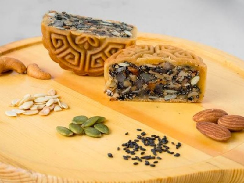 Bánh trung thu nhân hạt dinh dưỡng là lựa chọn hoàn hảo cho những người muốn vừa thưởng thức bánh trung thu vừa bổ sung dinh dưỡng cho cơ thể. Ảnh: Hội An Mooncake