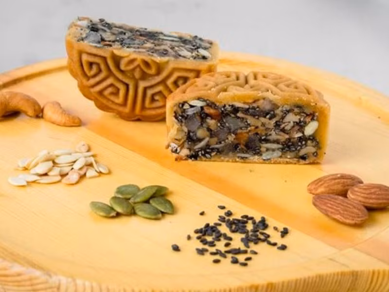 Bánh trung thu nhân hạt dinh dưỡng là lựa chọn hoàn hảo cho những người muốn vừa thưởng thức bánh trung thu vừa bổ sung dinh dưỡng cho cơ thể. Ảnh: Hội An Mooncake