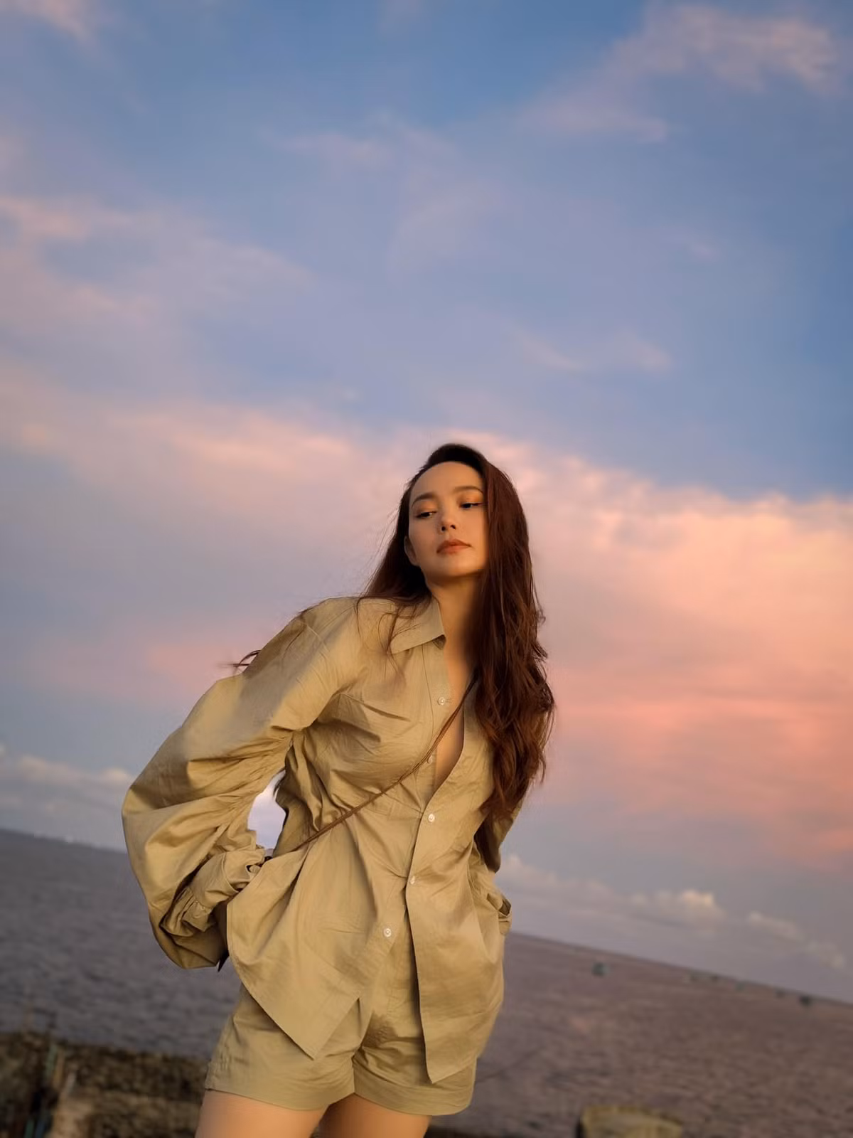 Sau khi hạ sinh con gái đầu lòng vào tháng 8/2023, Minh Hằng đã dành thời gian nghỉ ngơi và chăm sóc cho bé. Tuy nhiên, cô cũng không quên duy trì thói quen tập luyện thể thao để nhanh chóng lấy lại vóc dáng sau sinh.