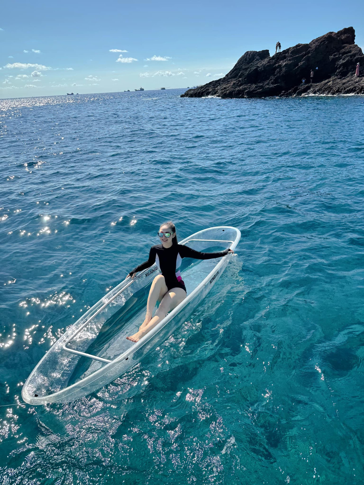 Ca sĩ Minh Hằng diện hai mẫu thiết kế từ kín đáo, ôm sát body đến hai mảnh, khoe khéo đường cong ấn tượng của cơ thể.