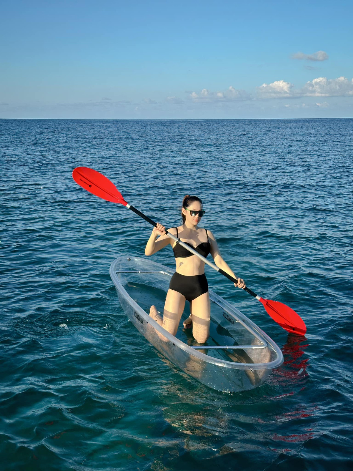 Trong chuyến du lịch này, nữ ca sĩ Minh Hằng lựa chọn những bộ bikini có thiết kế đơn giản nhưng vẫn tôn lên được tối đa vẻ đẹp hình thể của mình.