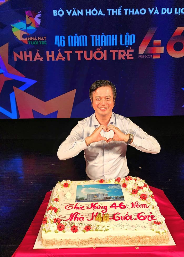 Nam diễn viên sinh năm 1974 đang là diễn viên của Nhà hát Tuổi trẻ. Bá Anh cho biết anh chỉ chú tâm cho diễn xuất cả trên sân khấu lẫn phim truyền hình chứ không có nghề tay trái. (Ảnh: FB Bá Anh)