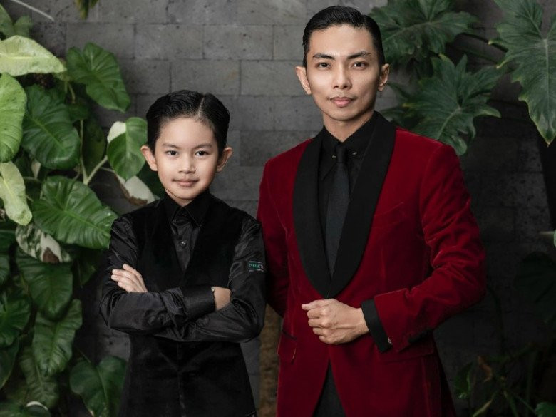 Nhờ sự dìu dắt tận tình của bố mẹ, cậu bé bắt đầu tập luyện dancesport từ năm 2 tuổi và nhanh chóng gặt hái được những thành công đầu tiên.