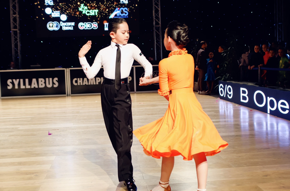 Kiện tướng dancesport chia sẻ thêm trong giải đấu tại Italy năm nay, cô không thể đi cùng con trai do bận chăm sóc bé Lisa. Phan Hiển là người đồng hành cùng Kubi trong vai trò huấn luyện viên.