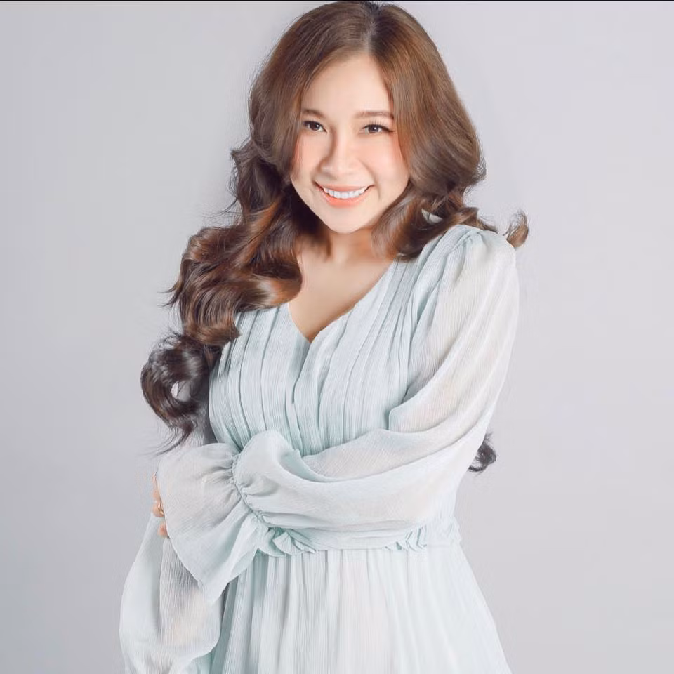 Duy Uyên trở thành trưởng nhóm khi Thanh Ngọc tách ra solo. Cô là thành viên được đánh giá có nhan sắc nổi bật, cuốn hút. Ảnh: FB Duy-uyen Nguyen