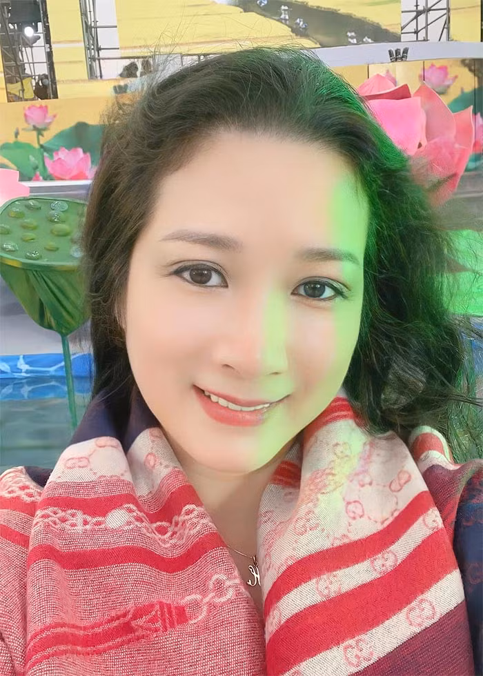 Thời gian rảnh, chị lại làm thơ, vẽ tranh, cắm hoa, chăm sóc cây cối. (Ảnh: FBNV)