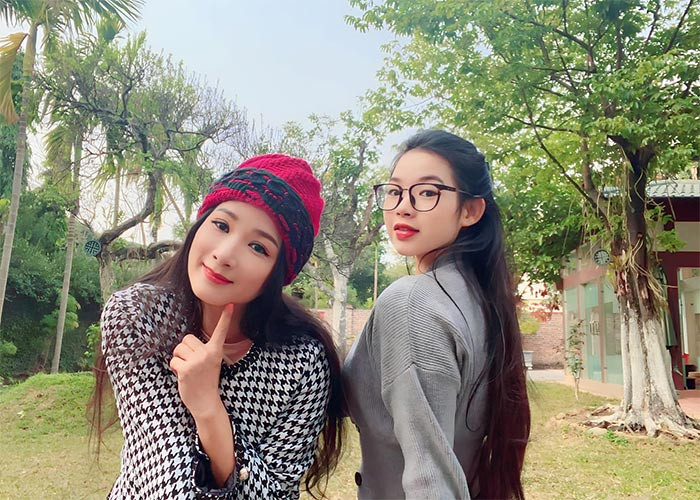 Nữ nghệ sĩ sinh năm 1969 được khen trẻ như chị của con gái khi hai mẹ con chụp ảnh chung. (Ảnh: FBNV)