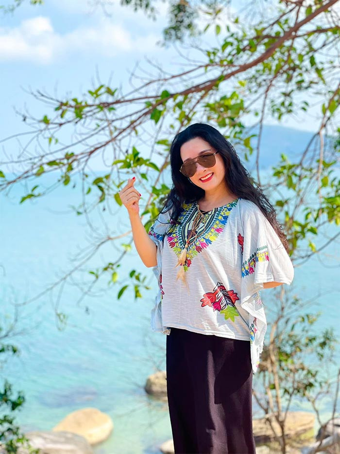 Lấy lại cân bằng sau hôn nhân đổ vỡ, Thanh Thanh Hiền ngày càng nhuận sắc, trẻ trung hơn. (Ảnh: FBNV)