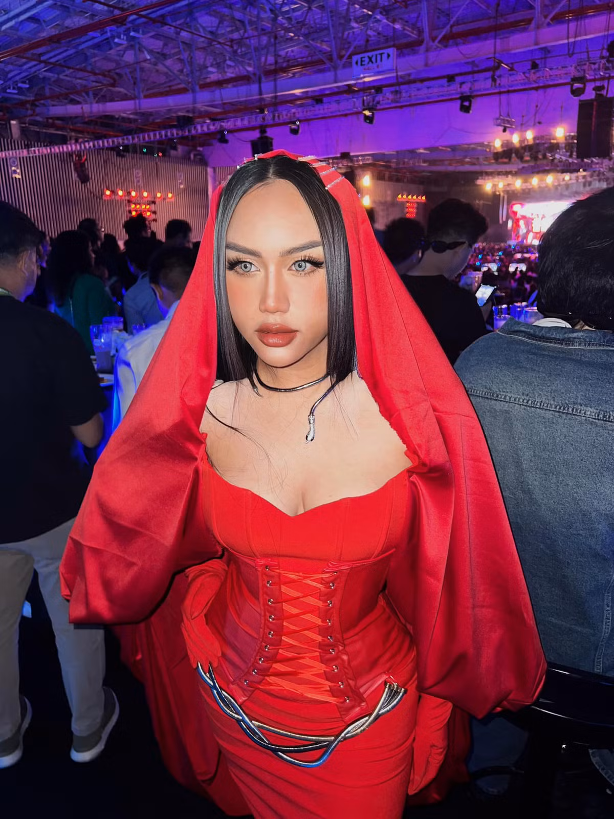 Nếu theo dõi chương trình Rap Việt mùa 2 từ những tập đầu tiên, chắc hẳn nhiều khán giả sẽ nhận ra Sofia còn là nữ ca sĩ tài năng đảm nhiệm vai trò hát bè hỗ trợ cho các thí sinh.