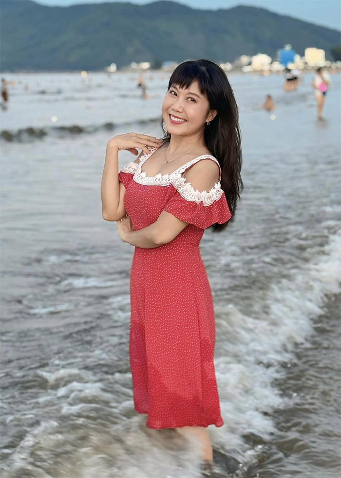 Hương Tươi ít đóng phim truyền hình vì bận chăm sóc hai con và gia đình nhỏ. Tuy nhiên cô vẫn tham gia các tiểu phẩm, phim hài. (Ảnh: FB Thu Hương)