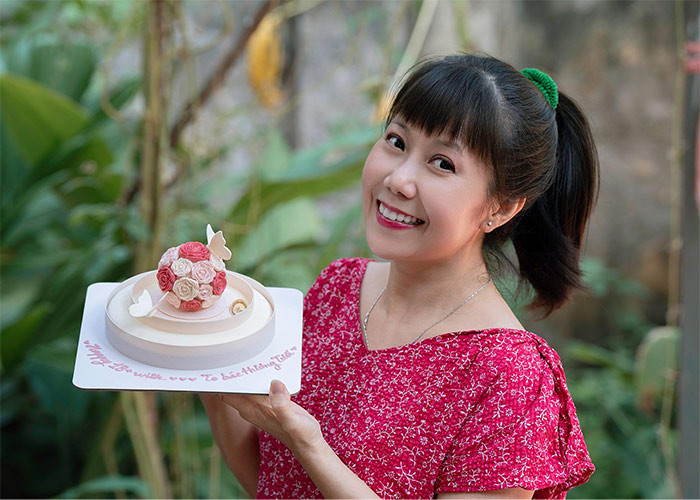 Hương Tươi hiện là diễn viên của Nhà hát Tuổi trẻ. Những năm qua, Hương Tươi dành thời gian cho sân khấu kịch. Trên sân khấu, Hương Tươi đảm nhiệm nhiều vai chính kịch nhưng nữ nghệ sĩ lại được khán giả nhớ nhiều tới những vai hài kịch. (Ảnh: FB Thu Hương)