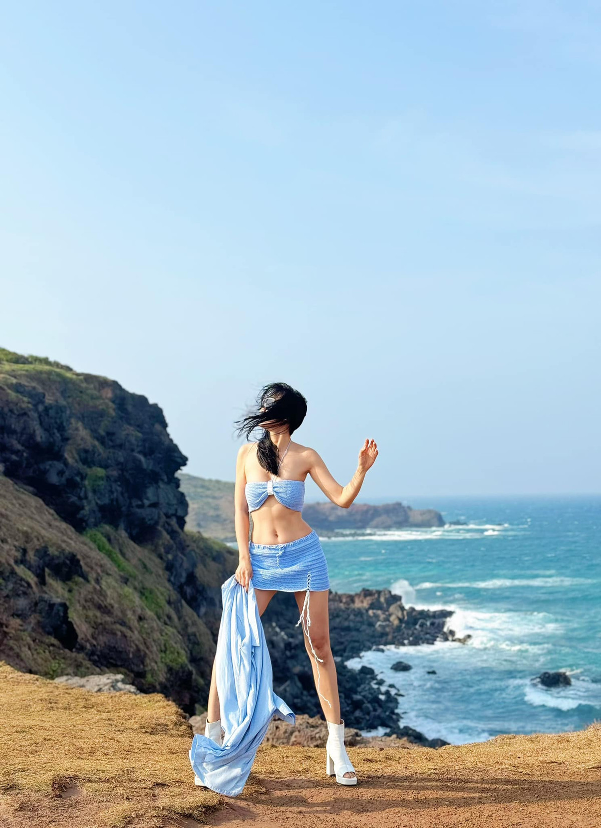 Người đẹp Anh Thư kết hợp cùng đôi giày trắng cao cổ, hở mũi càng làm tôn thêm phần cá tính cho outfit này. Ảnh: FBNV