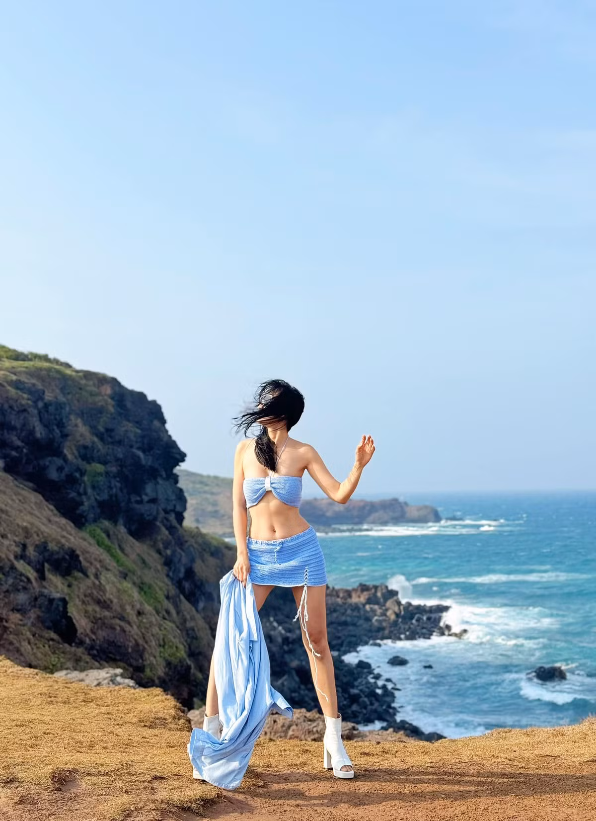 Người đẹp Anh Thư kết hợp cùng đôi giày trắng cao cổ, hở mũi càng làm tôn thêm phần cá tính cho outfit này. Ảnh: FBNV