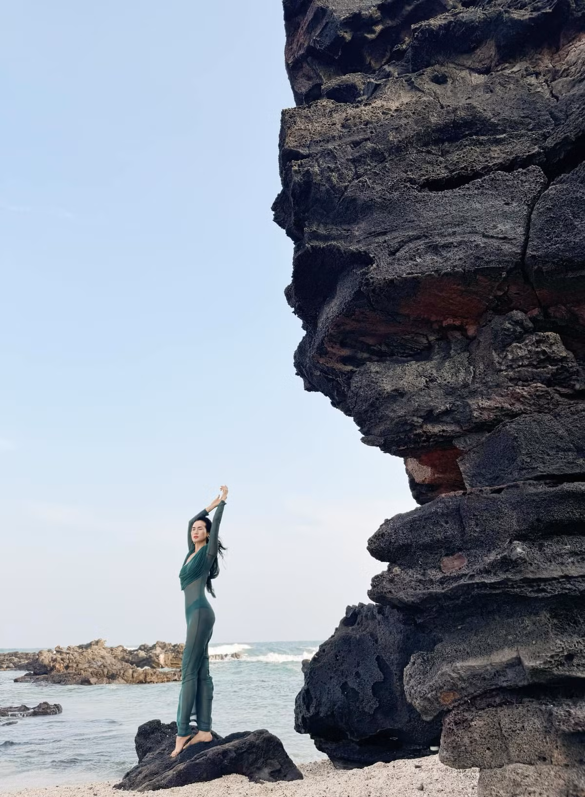 Người đẹp gợi cảm khi khoe dáng trong chiếc váy xuyên thấu. Ảnh: FBNV