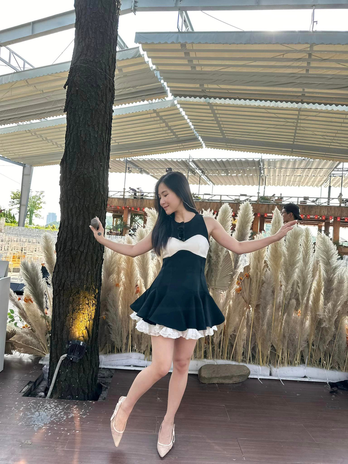 Ca sĩ Hương Tràm làm việc năng suất trước nghỉ lễ. Ảnh: FB Hương Tràm Phạm