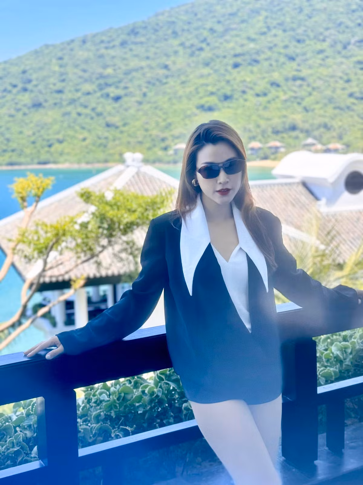 MC Hoàng Oanh mặc quần ngắn cũn, khoe đôi chân dài nuột nà. Ảnh: FB Vu Ngoc Hoang Oanh