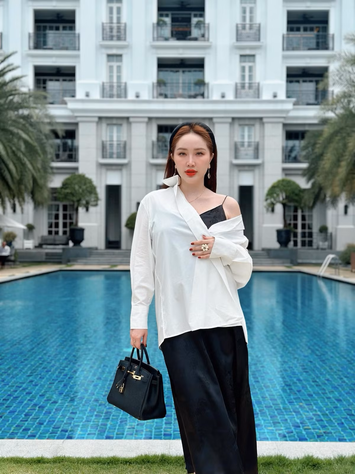 Ca sĩ Bảo Thy chia sẻ: "Đổi gió từ quận 7 qua quận 2, có điều khách sạn đông quá không dám mặc đồ bơi thả dáng pose hình ạ". Ảnh: FB Bảo Thy