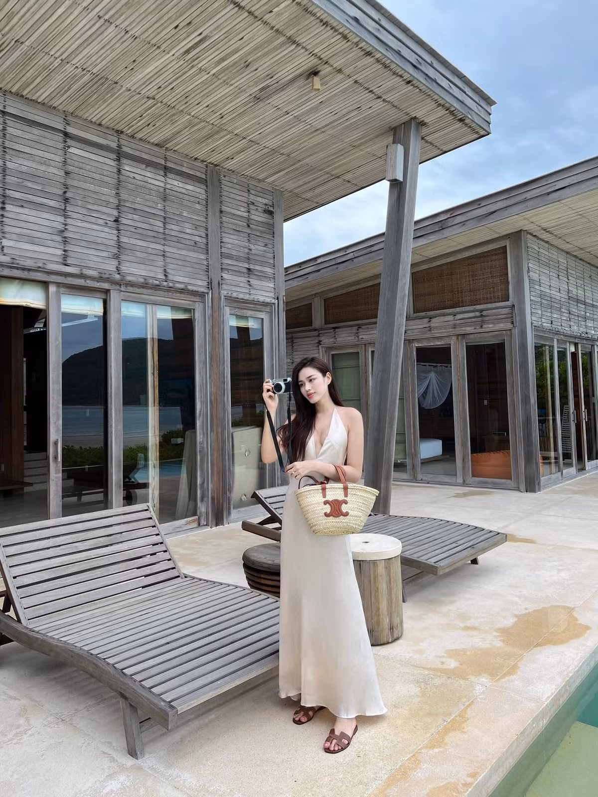 Hoa hậu Đỗ Thị Hà diện váy lụa khoe vóc dáng gợi cảm, đây là hình ảnh được chụp trong chuyến du lịch kết thúc mùa hè. Ảnh: FB Đỗ Thị Hà