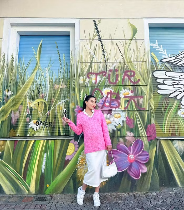 Tuy nhiên đến hiện tại, người mẫu 36 tuổi vẫn giữ kín danh tính bạn trai, bố của con mình. (Ảnh: FB Quỳnh Thư)