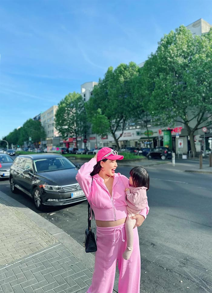 "Thế là săn rồng vàng thành công, có vẻ mọi chuyện như ý mình quá. 60 năm mới có một năm rồng vàng. Và hôm nay ngày Thần tài, mẹ đã có một cục vàng quá to lớn là con. Vậy có phải là mẹ đã quá may mắn không...", Quỳnh Thư viết. (Ảnh: FB Quỳnh Thư)